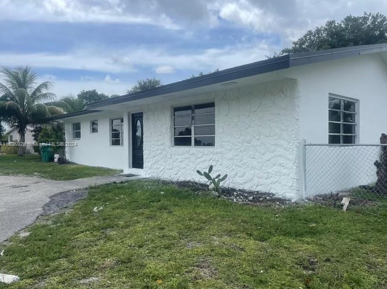 570 199th St, Miami, FL 33169-2927