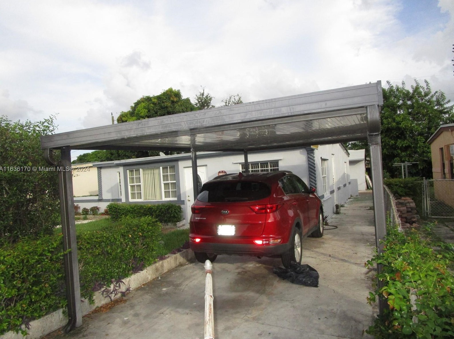 2316 Service Rd, Miami, FL 33054-3756