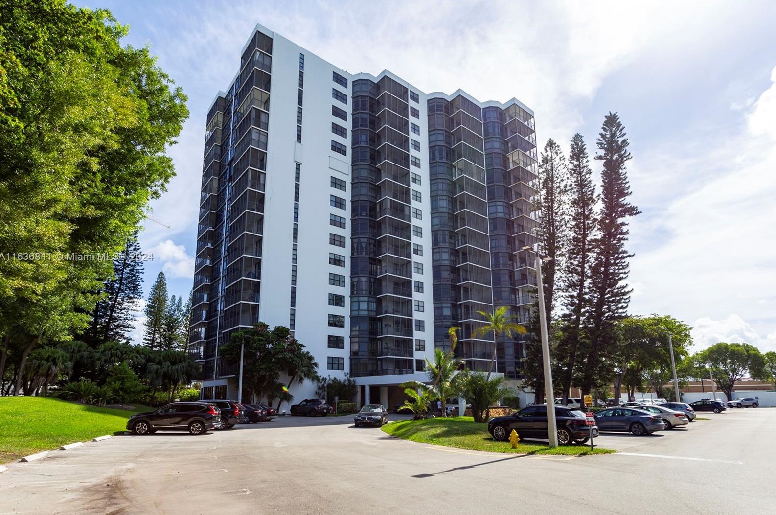 20100 Country Club Dr, Miami FL 33180-1672 exterior