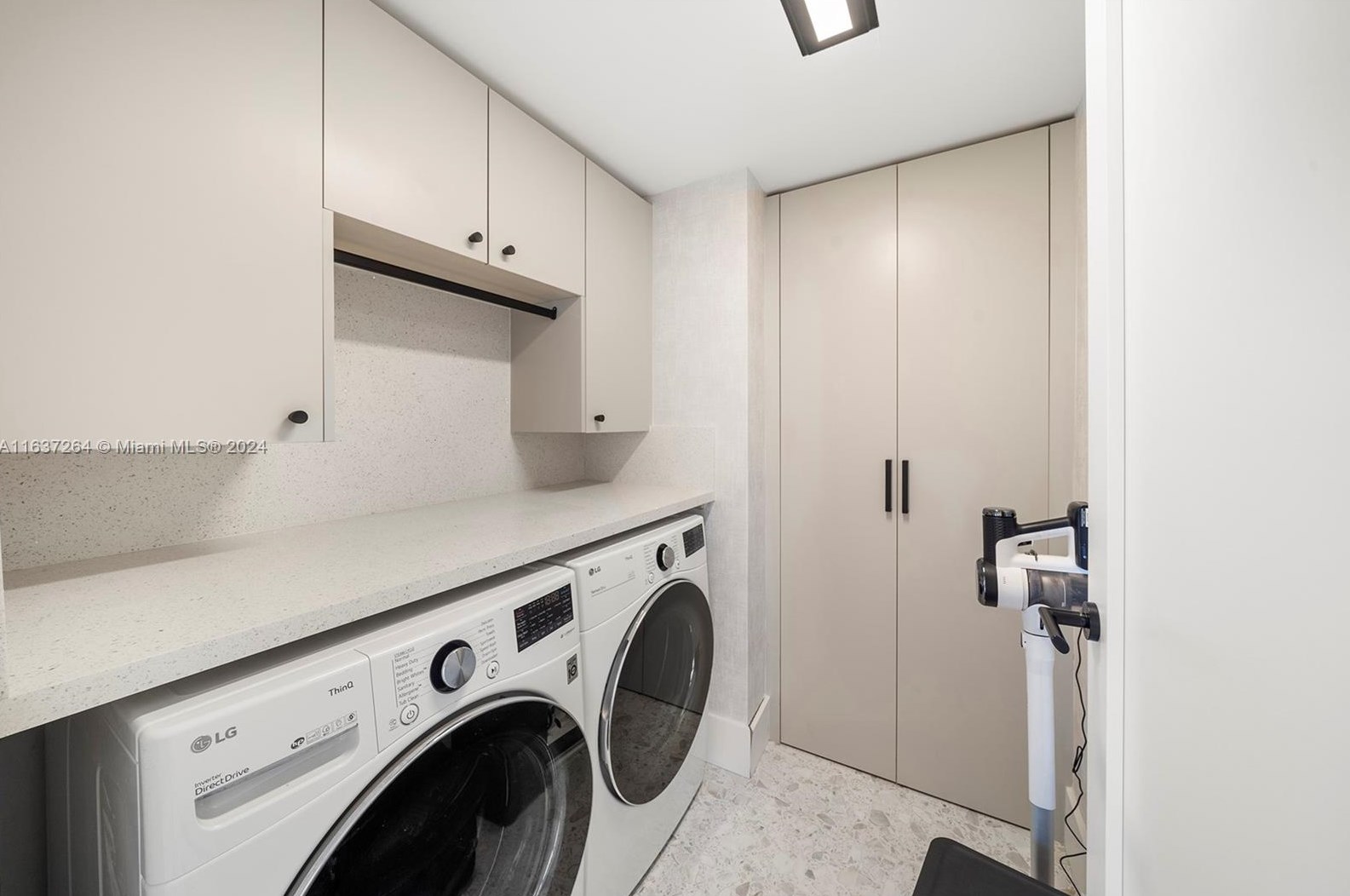 6000 Island Blvd, Miami FL 33160-3762 exterior