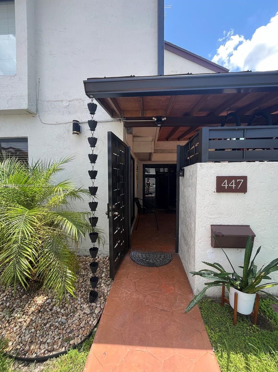 447 Nw 98th Ct, Miami, FL 33172