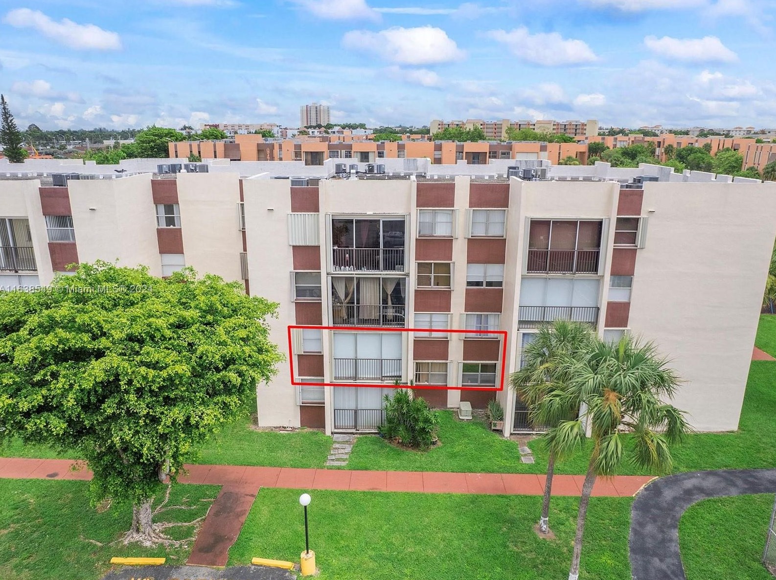 9441 4th St, Miami, FL 33174-2070
