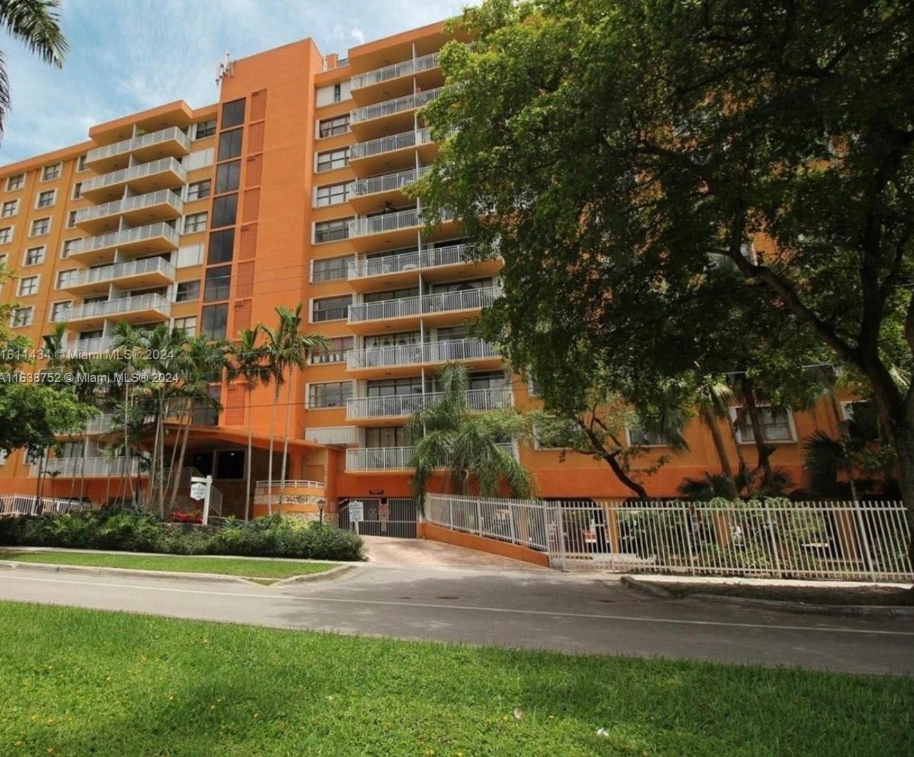 2450 Ne 135th St #409, Miami, FL 33181