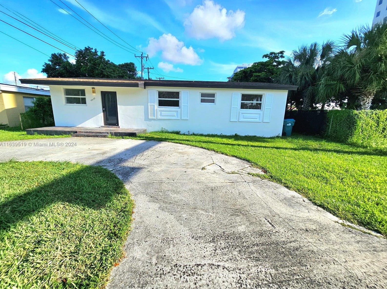 10680 4th St, Miami, FL 33174-1635