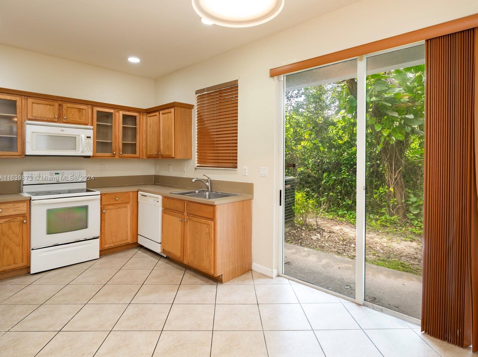 21213 Nw 14th Pl #821, Miami Beach, FL 33169