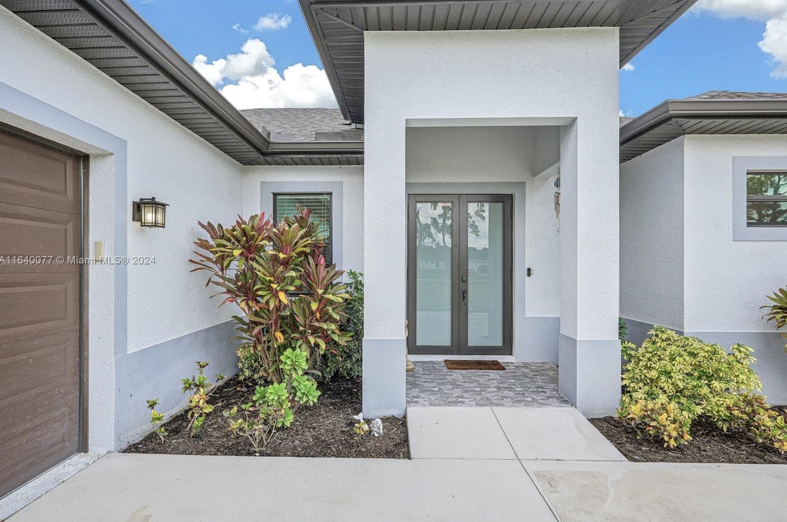 2829 18th Ave, Naples, FL 34117-3693