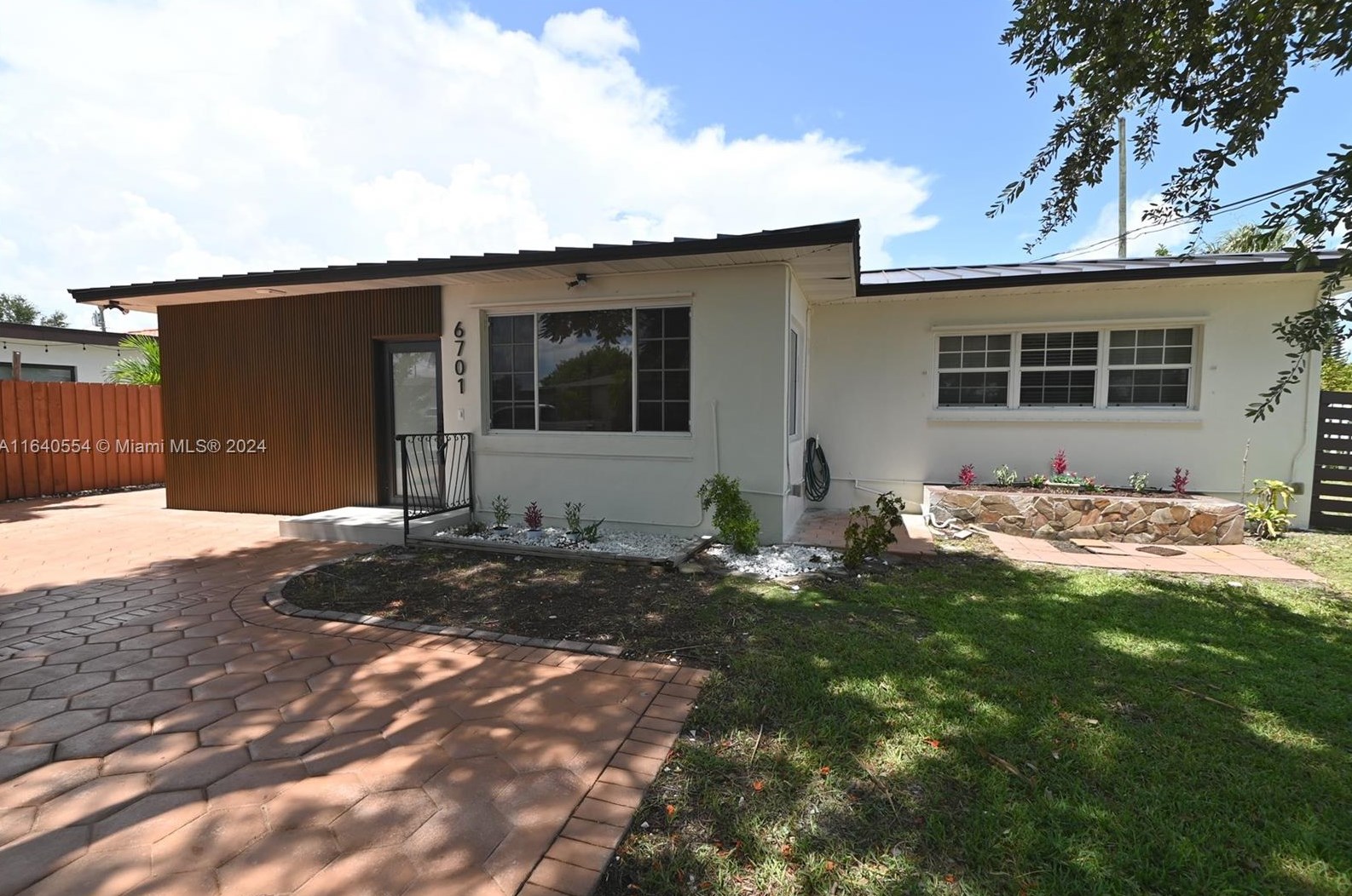 6701 28th St, Miami, FL 33155-3801