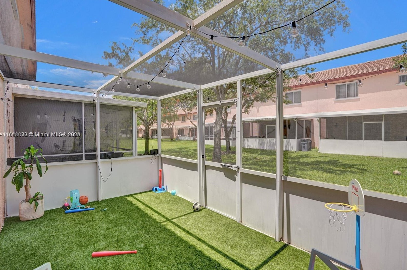 824 208 Dr, Hollywood FL  33029-2151 exterior