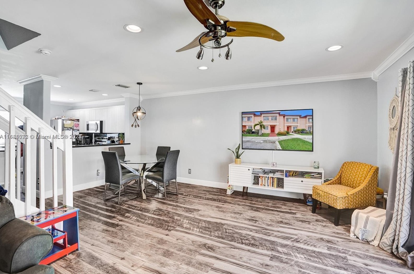 824 208 Dr, Hollywood FL  33029-2151 exterior