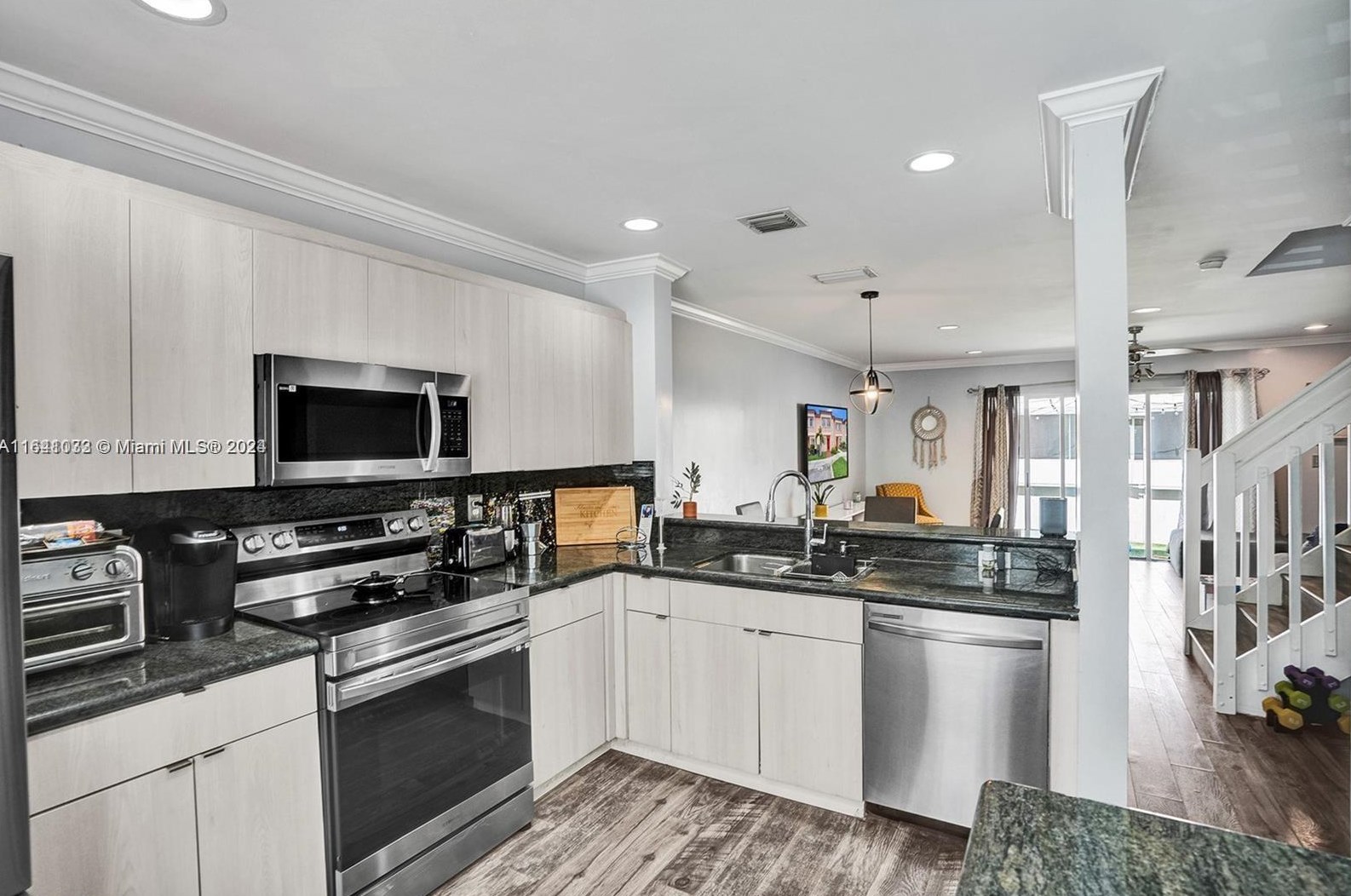 824 208 Dr, Hollywood FL  33029-2151 exterior