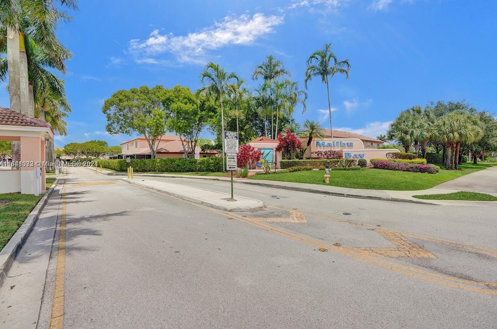 824 208 Dr, Hollywood FL  33029-2151 exterior