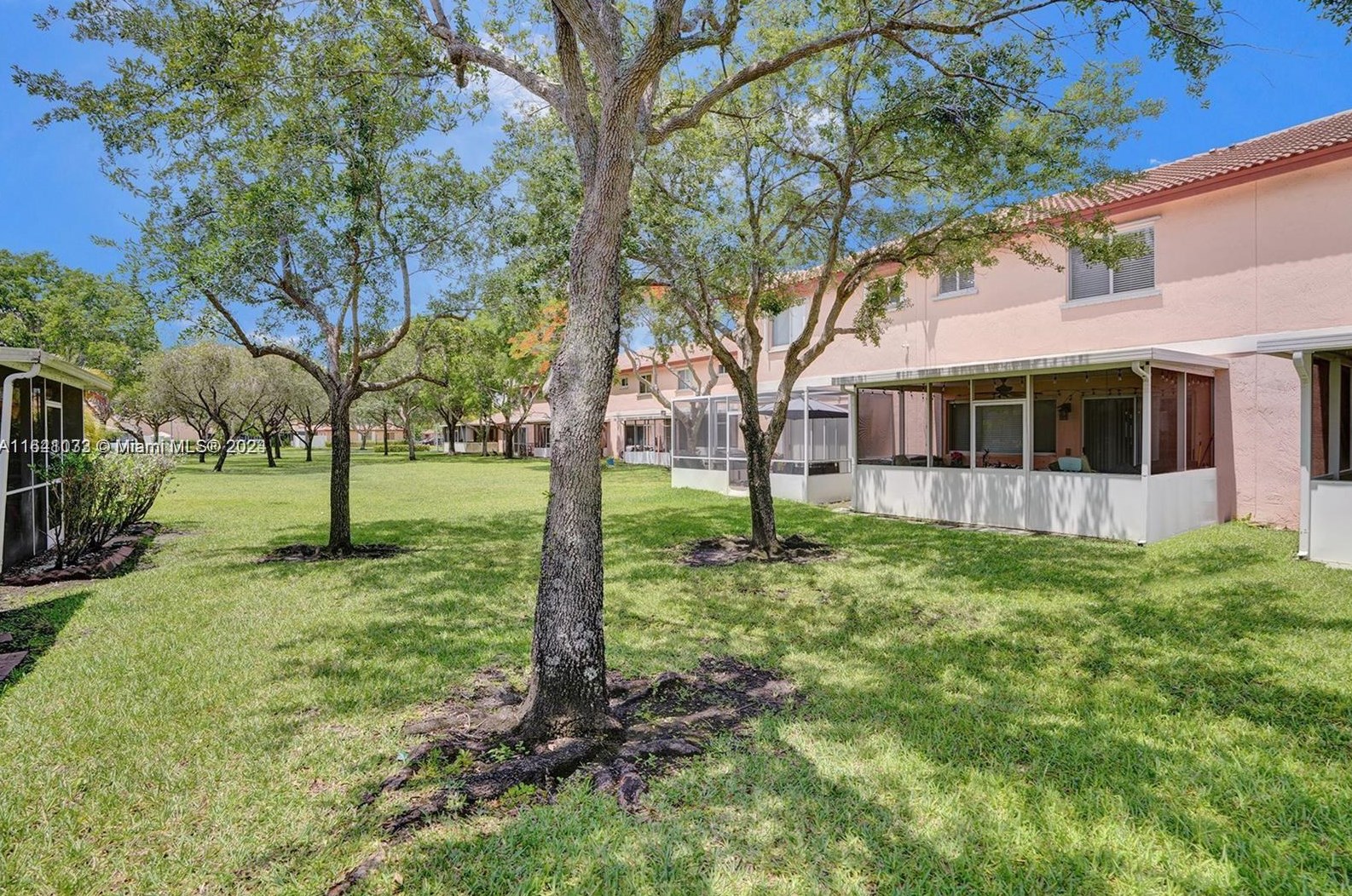 824 208 Dr, Hollywood FL  33029-2151 exterior