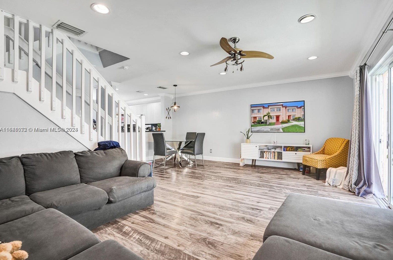 824 208 Dr, Hollywood FL  33029-2151 exterior
