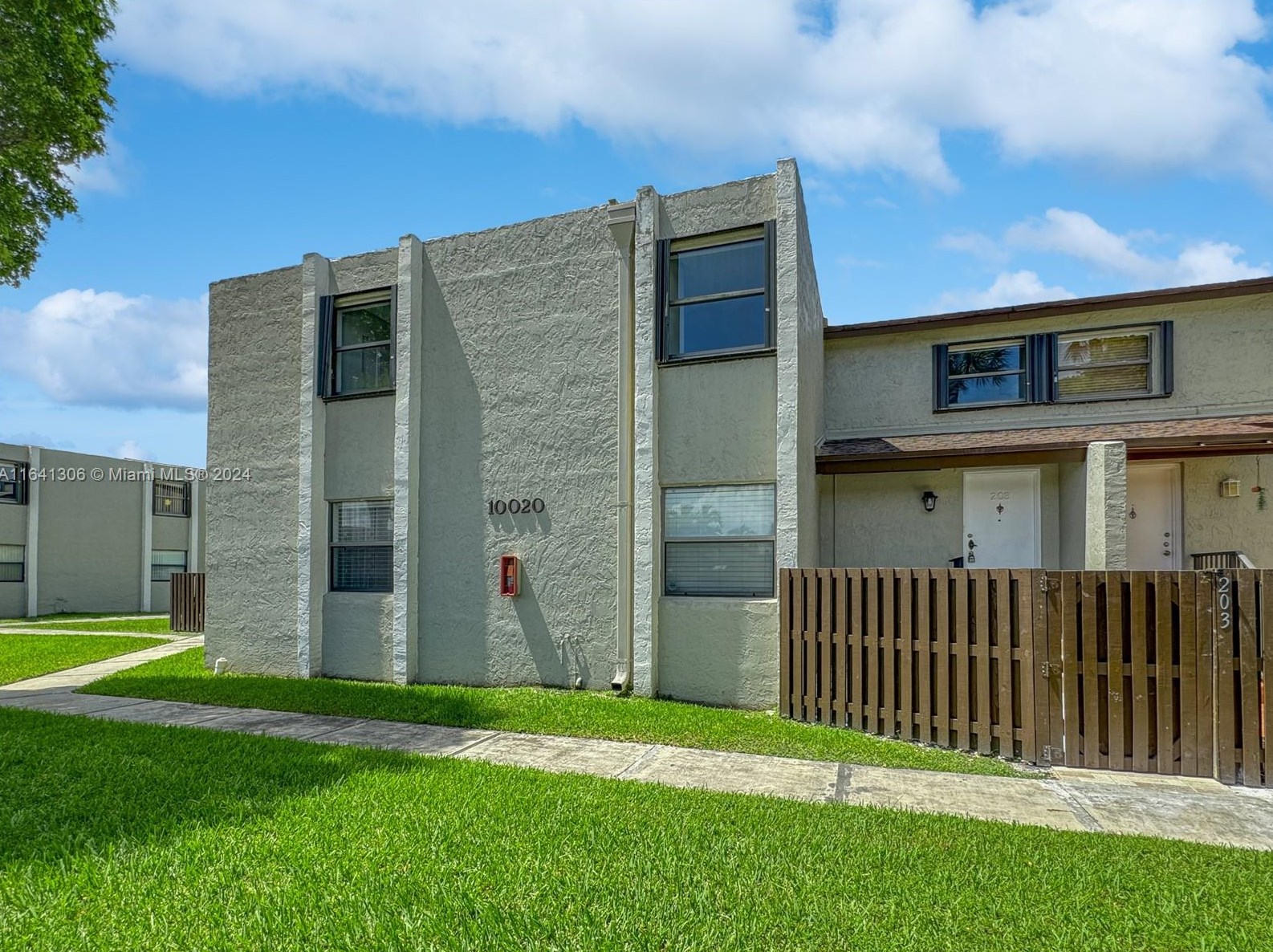 10020 Nw 9th St Cir #203, Miami, FL 33172