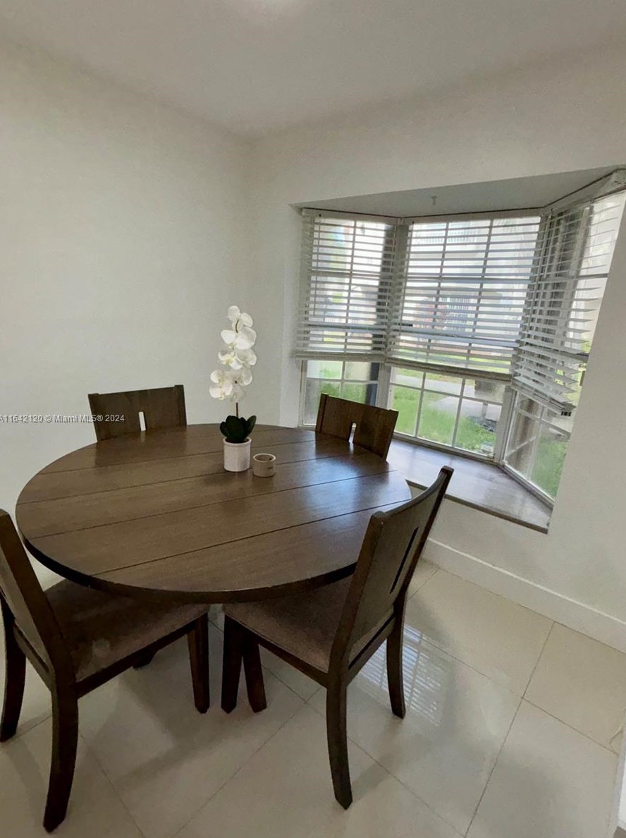 10847 Nw 8th St, Hollywood, FL 33026