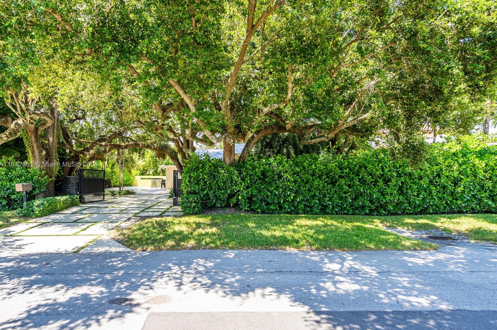 5825 27th St, Miami, FL 33155-3134