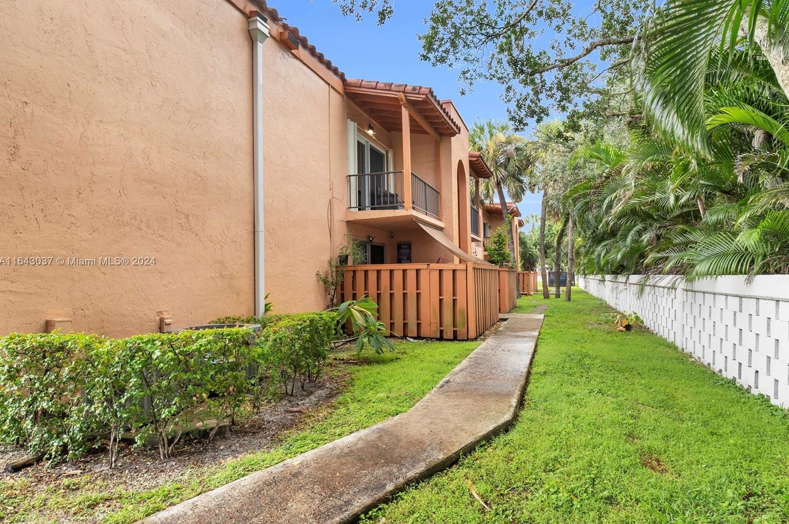 7215 Miami Lakes Dr, Hialeah, FL 33014-6977