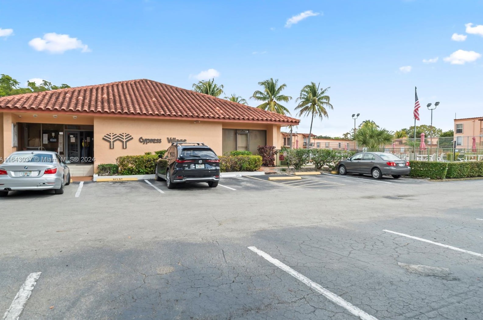 7215 Miami Lakes Dr, Hialeah FL  33014-6977 exterior