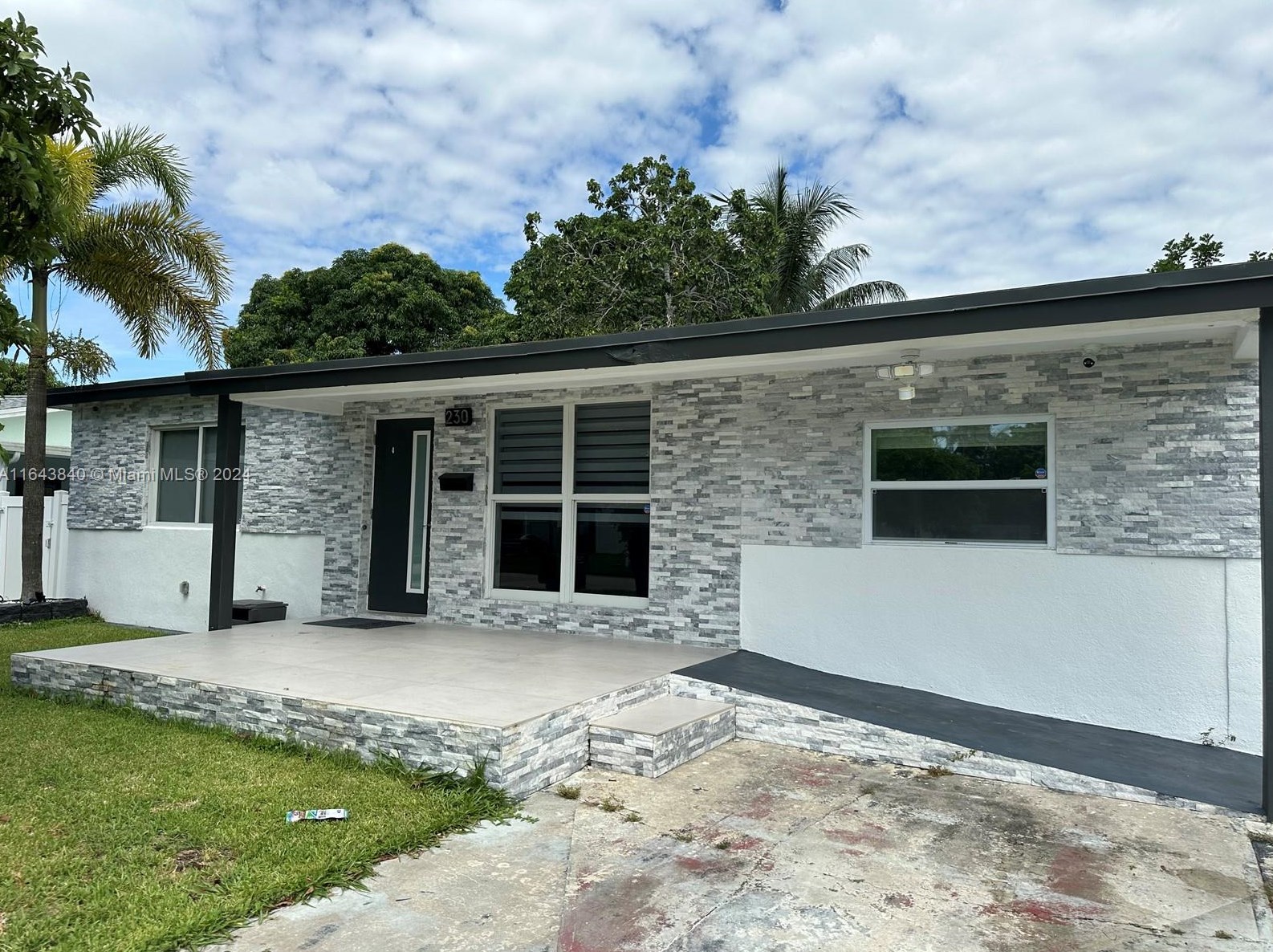230 N 73rd Ter, Hollywood, FL 33024