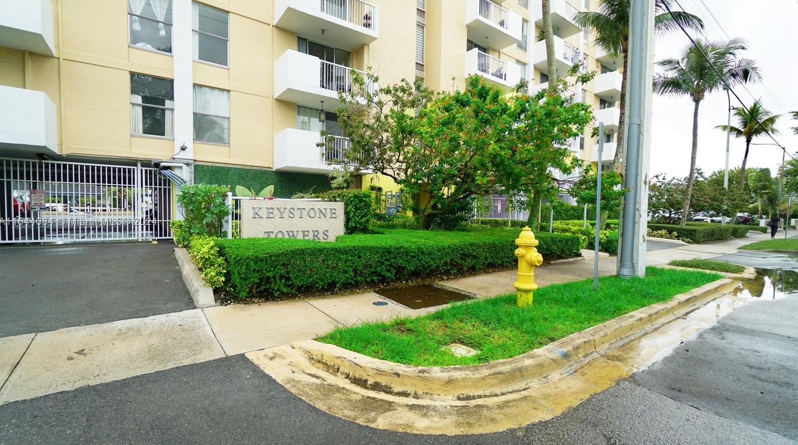 2000 Ne 135th St #702, Miami, FL 33181