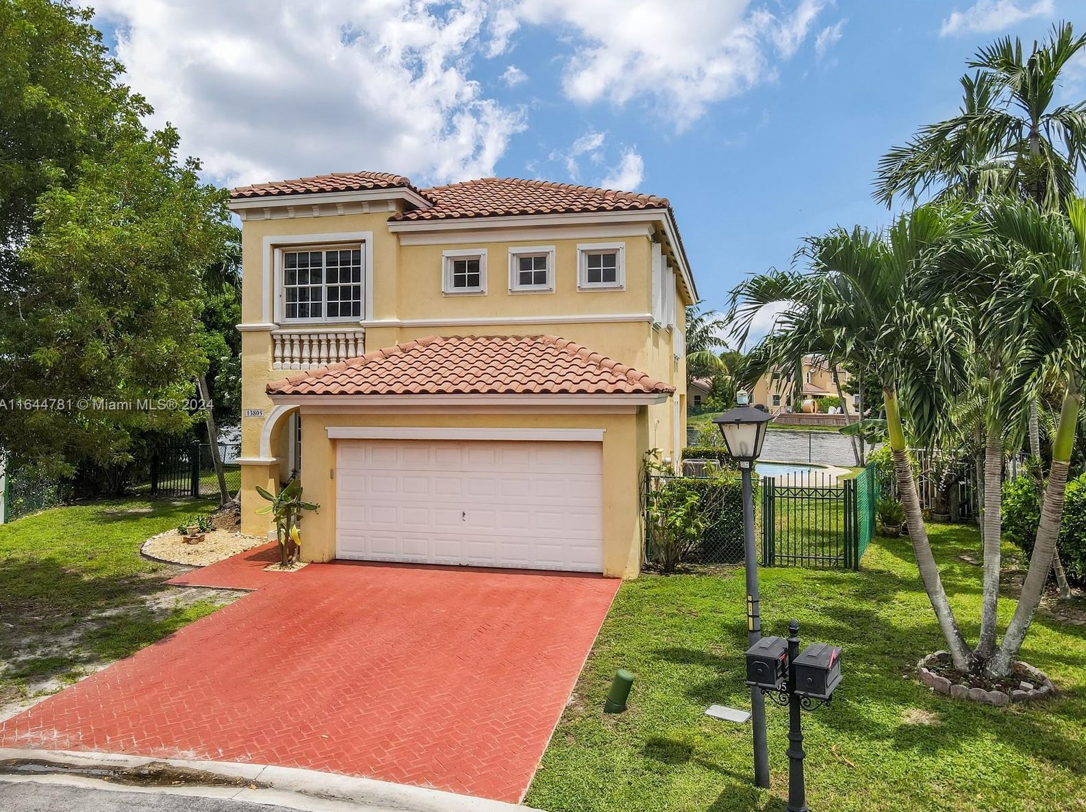 13805 Sw 52nd St, Hollywood, FL 33027