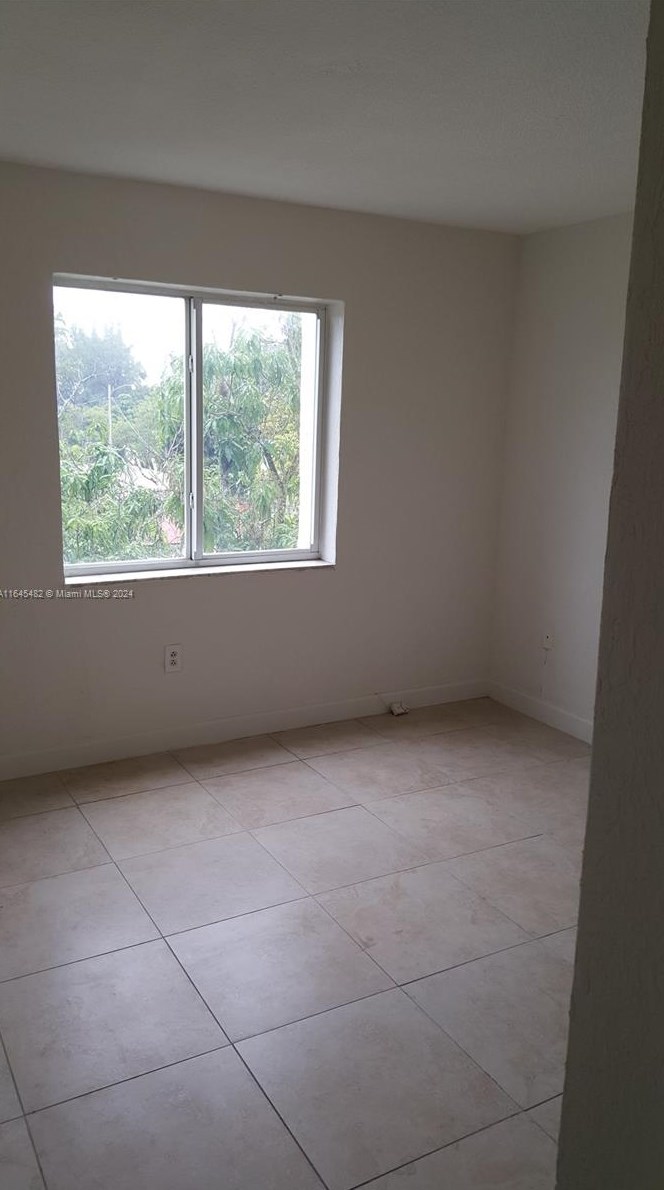 1090 Ne 129th St #304, Miami, FL 33161