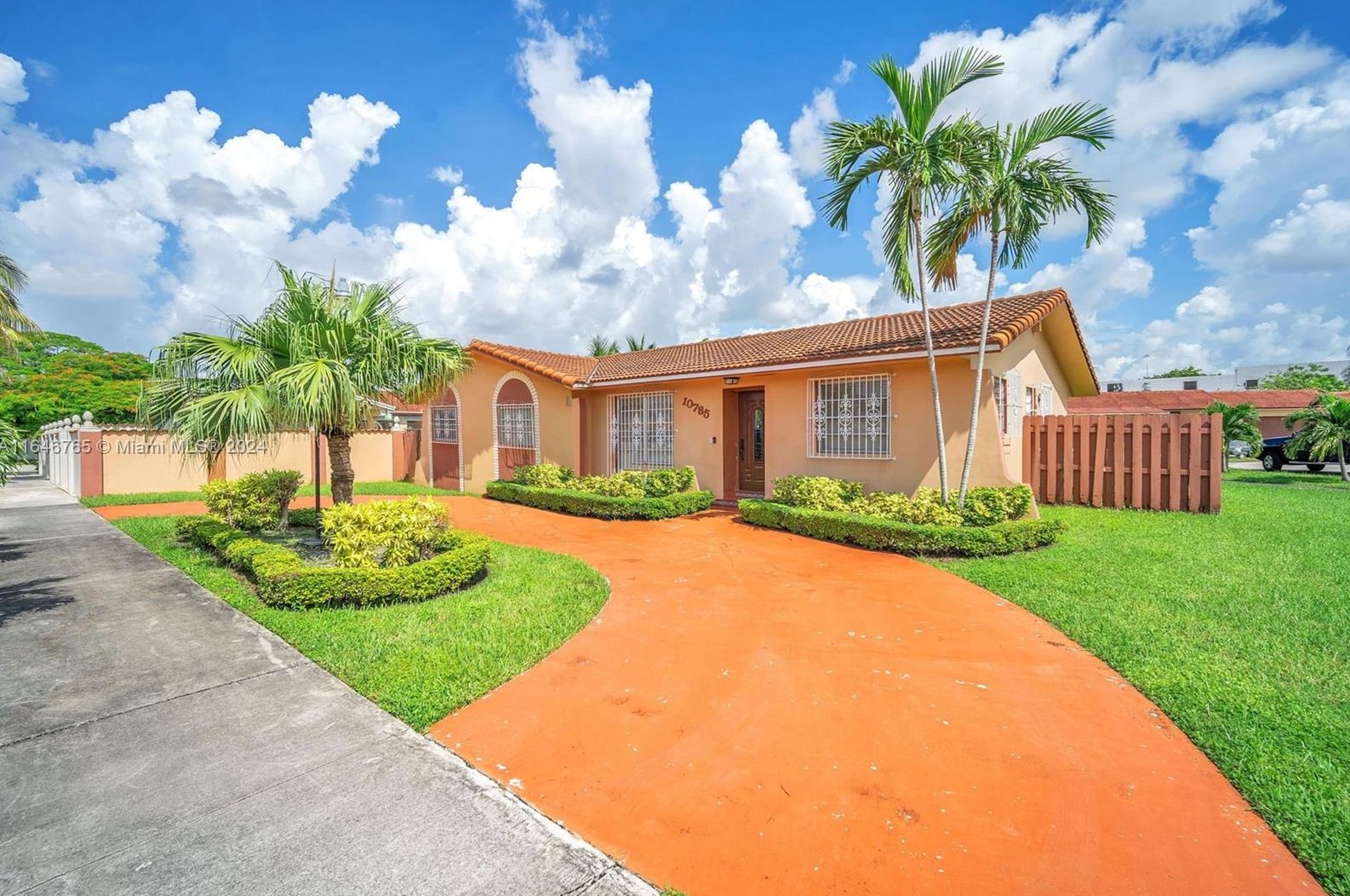 10785 Sw 26th St, Miami, FL 33165