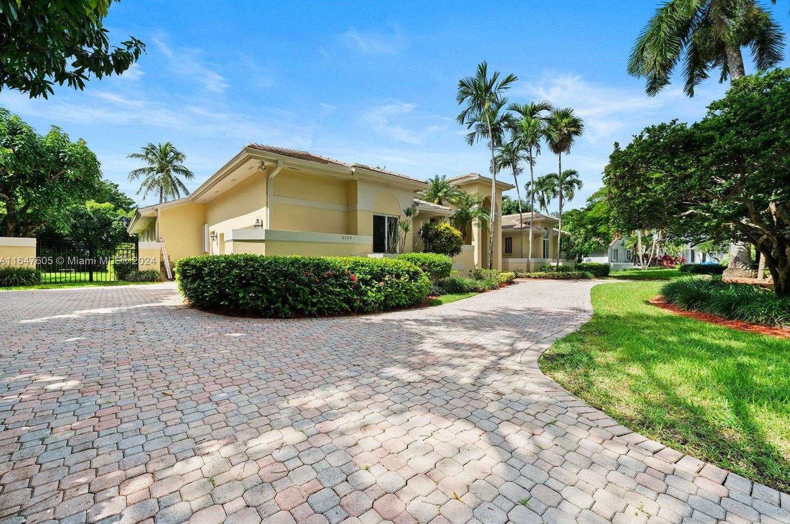 6724 139th St, Miami, FL 33158-1376