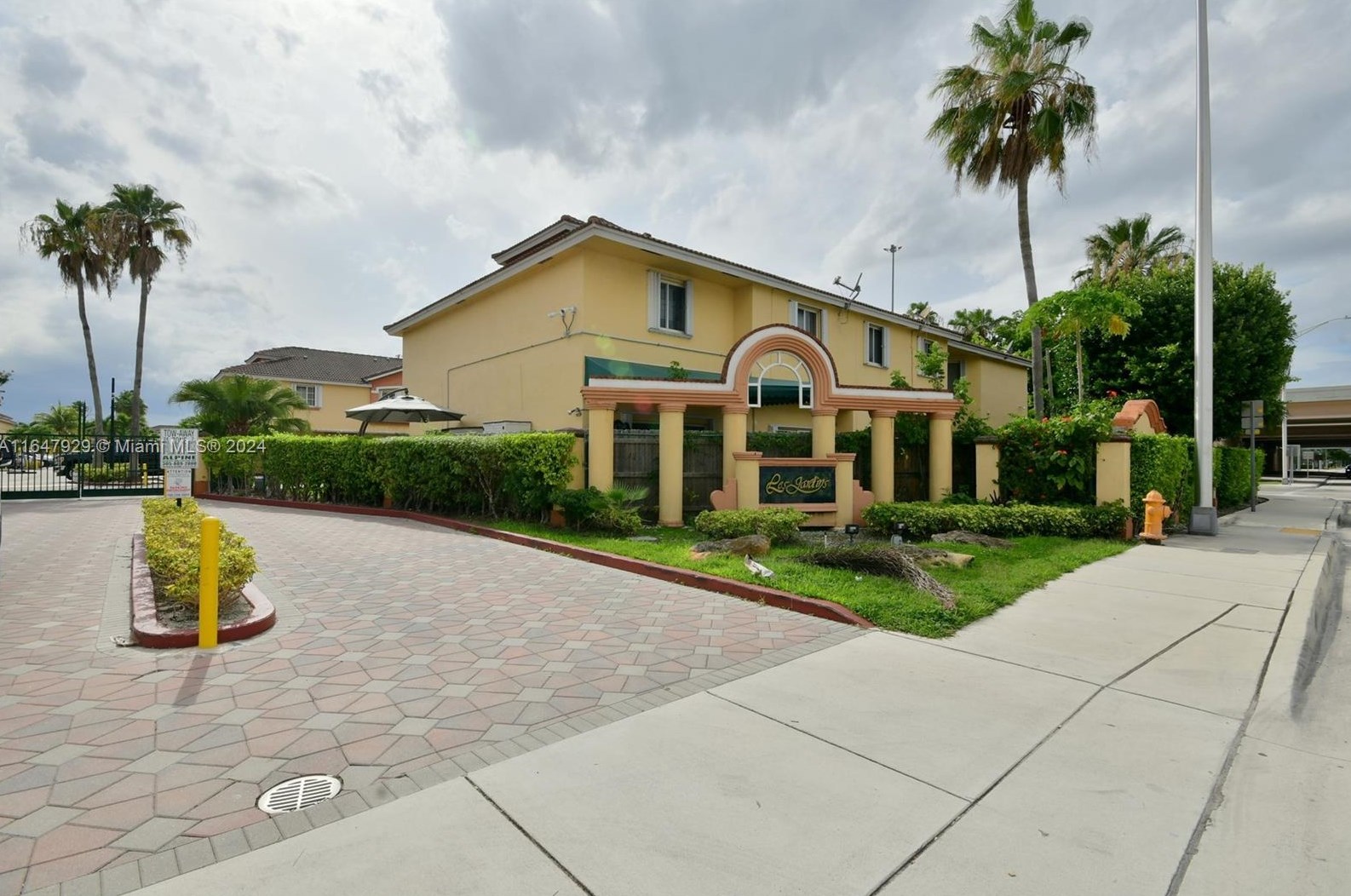8310 10th St, Miami, FL 33126-2701