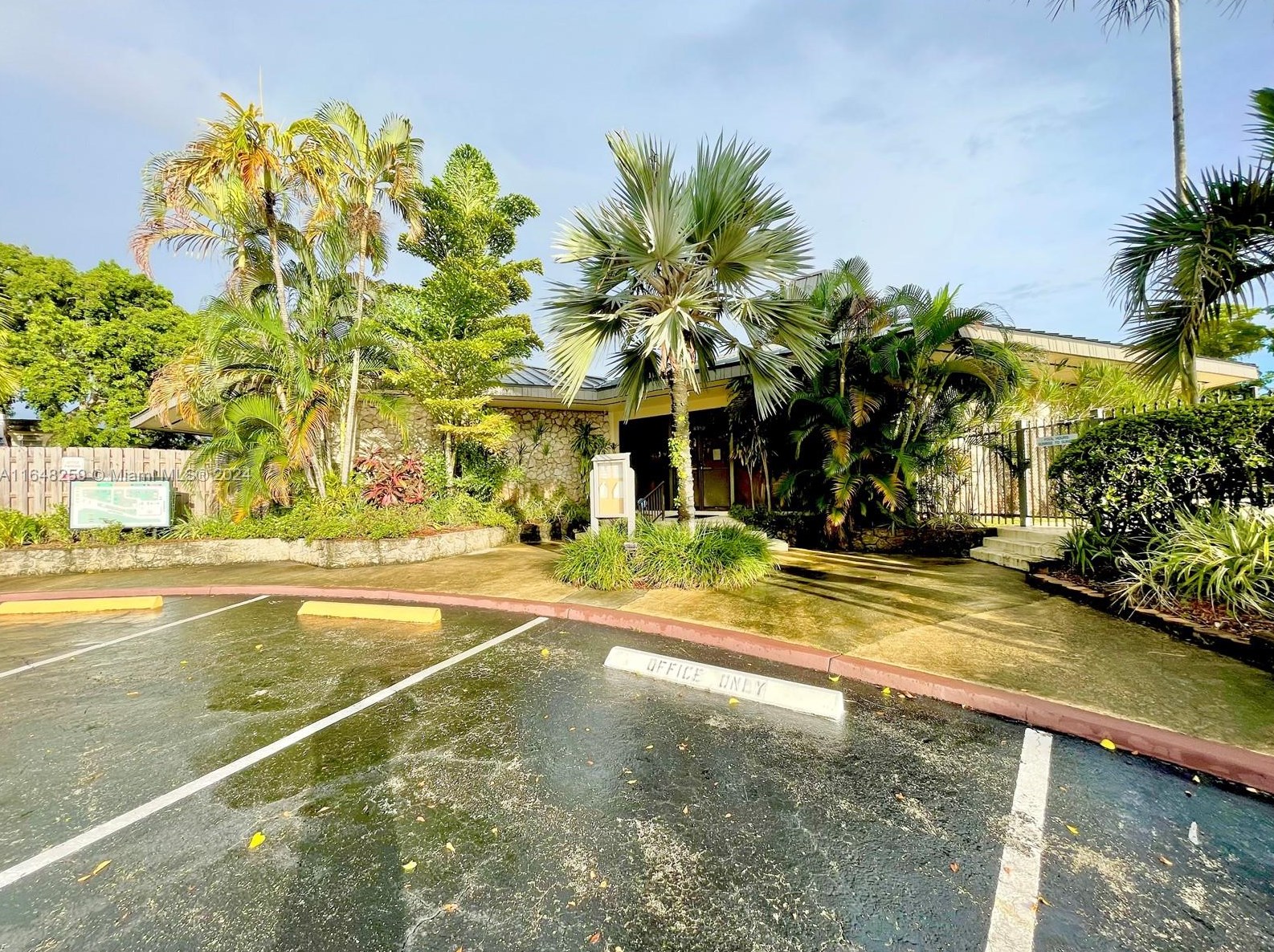 8407 137th Ave, Miami FL  33183-4074 exterior