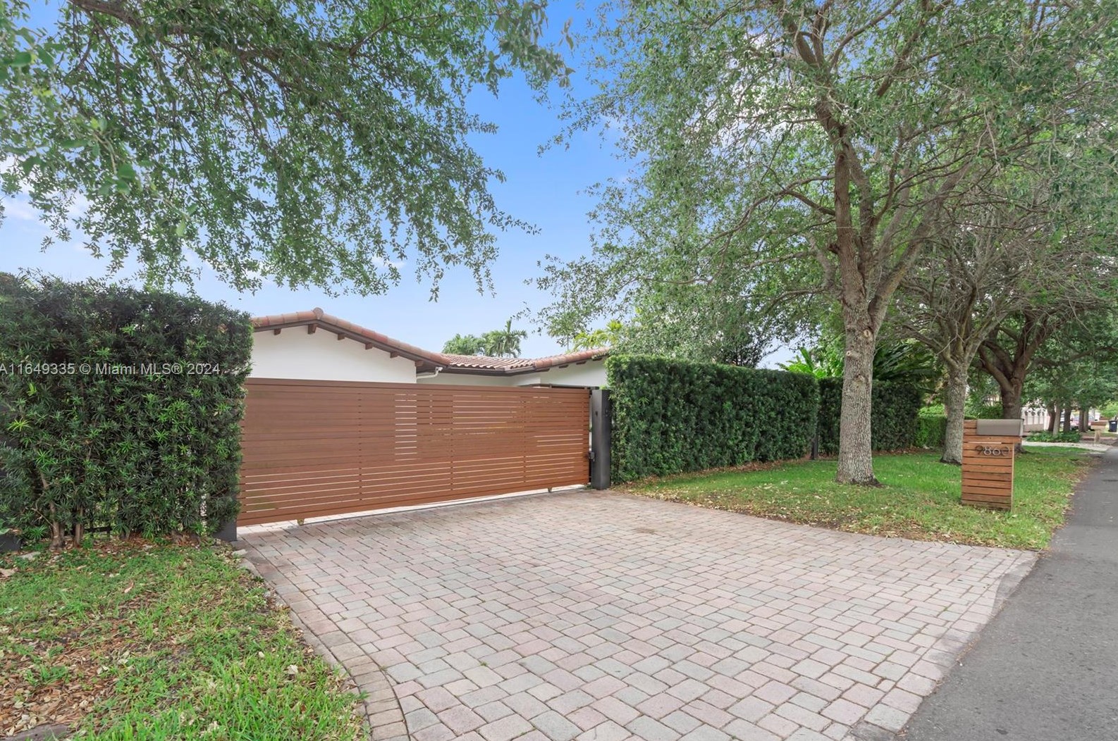 9860 27th St, Miami, FL 33172-1305