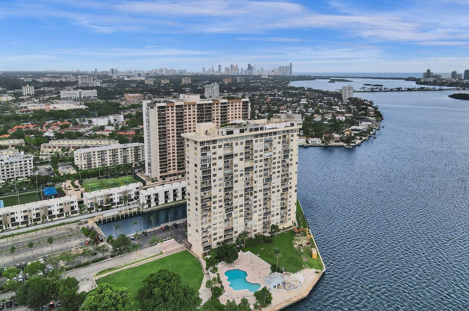 11111 Biscayne Blvd, Miami FL 33181-3494 exterior