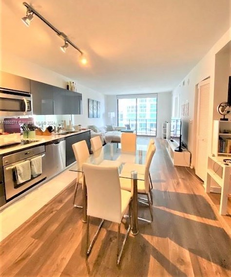 31 6th St, Miami FL 33131-1959 exterior