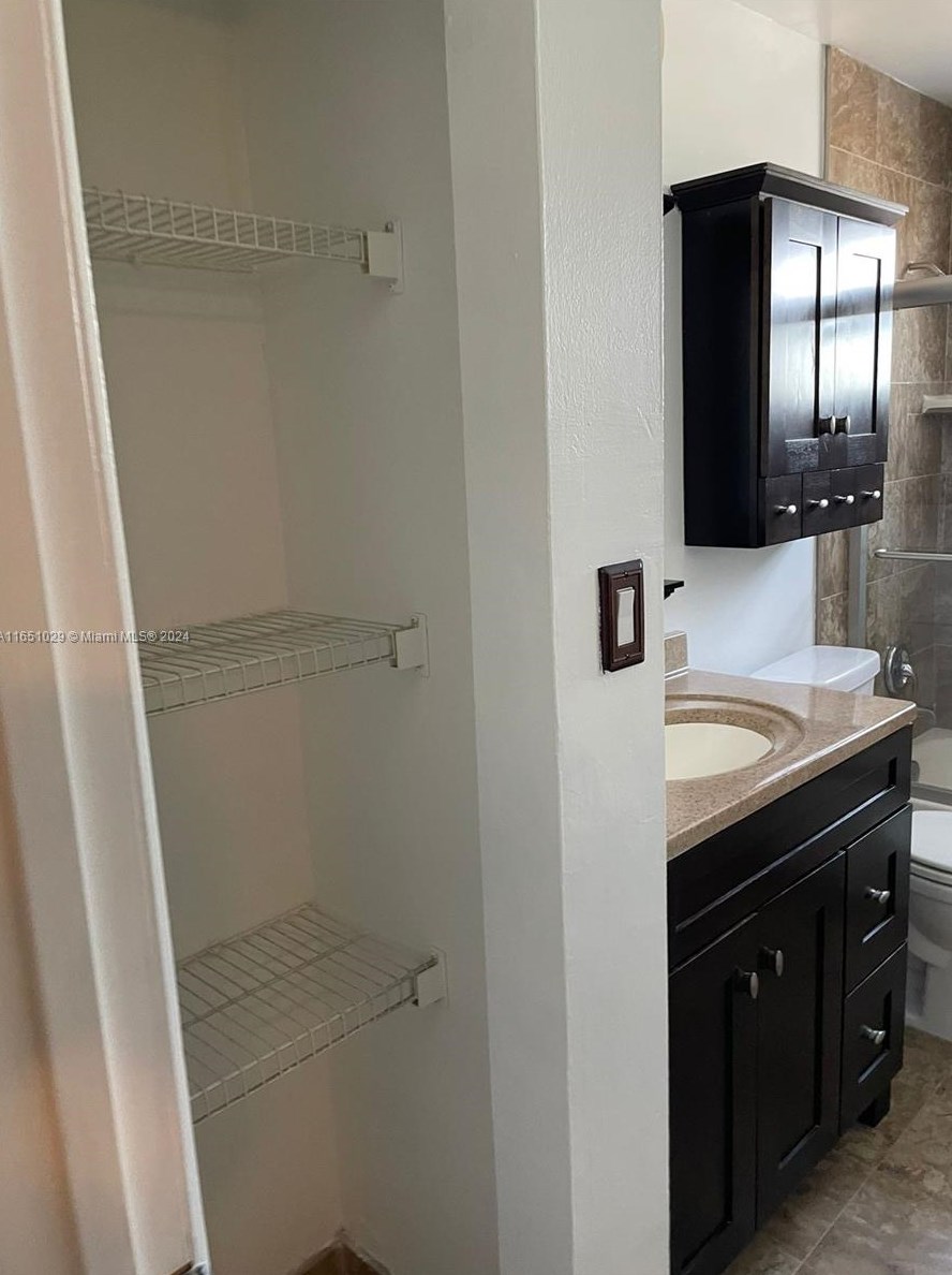 9371 Fontainebleau Blvd, Miami FL  33172-5687 exterior