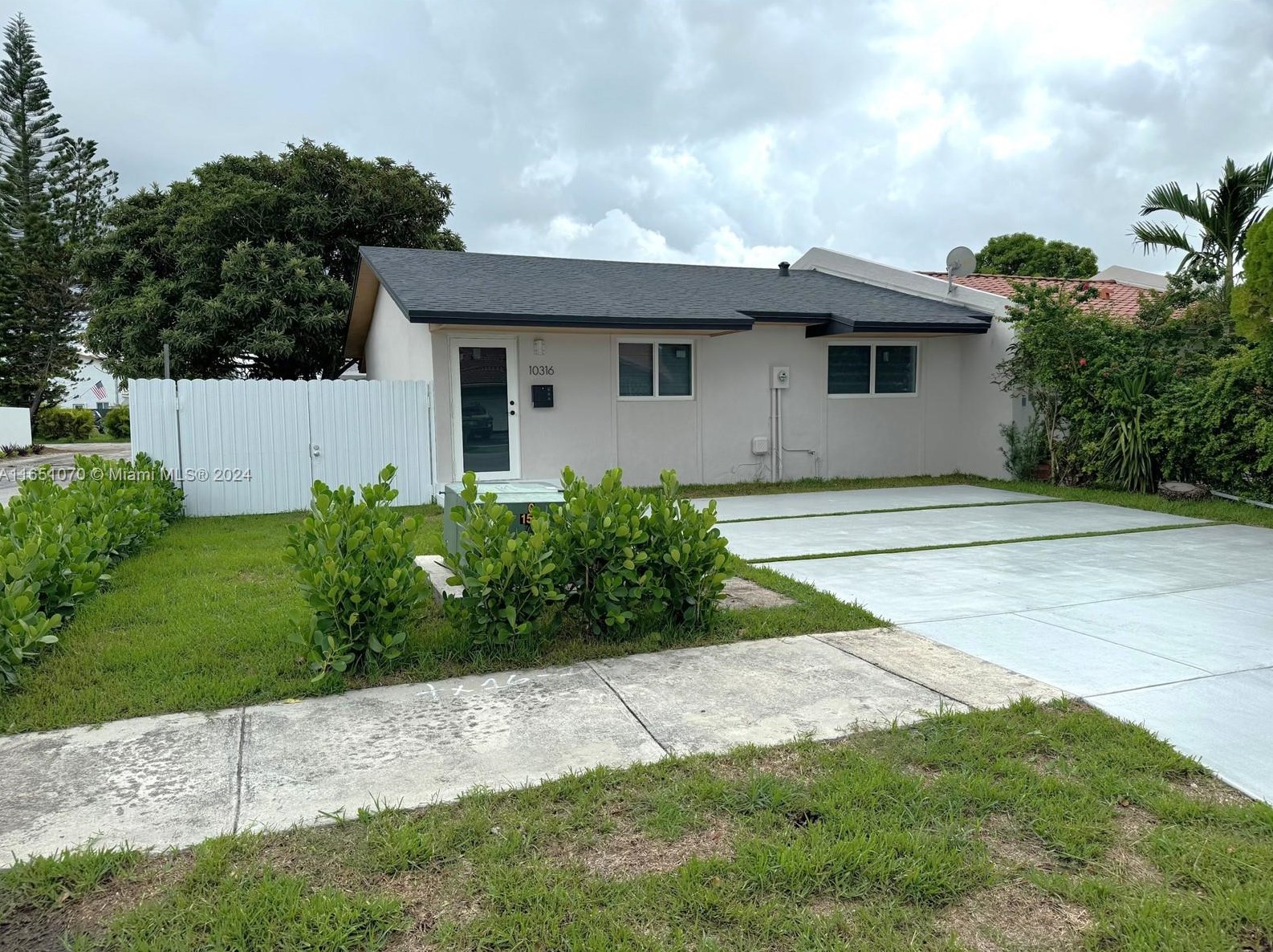 10316 Sw 20th St, Miami, FL 33165