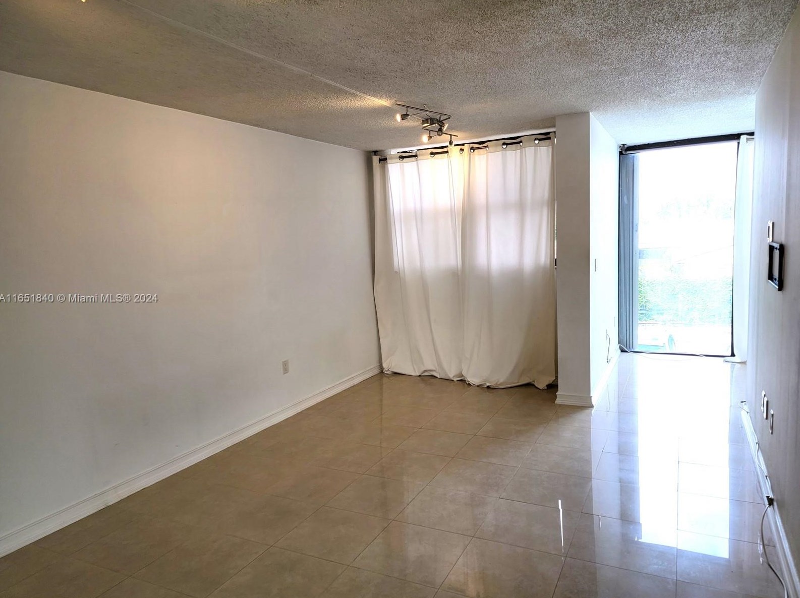 9440 Flagler St, Miami, FL 33174-2075