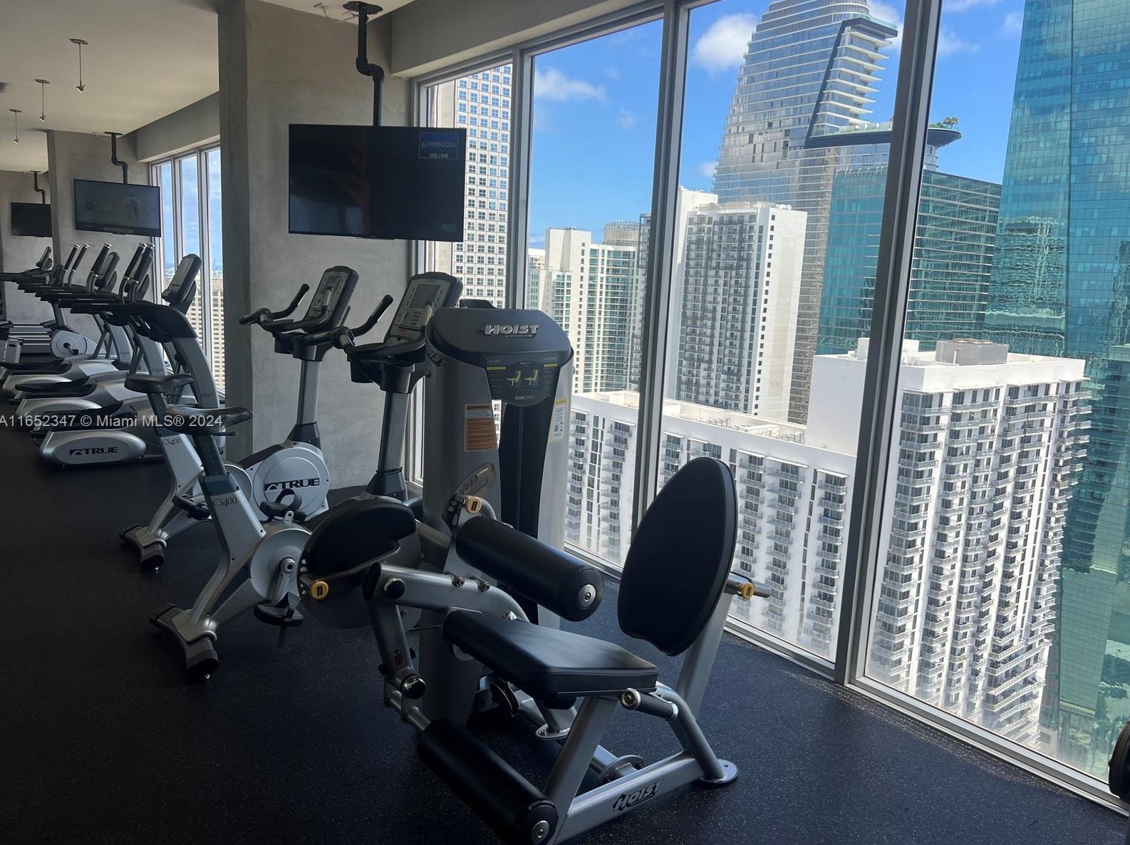 151 1st St, Miami FL 33132-2501 exterior