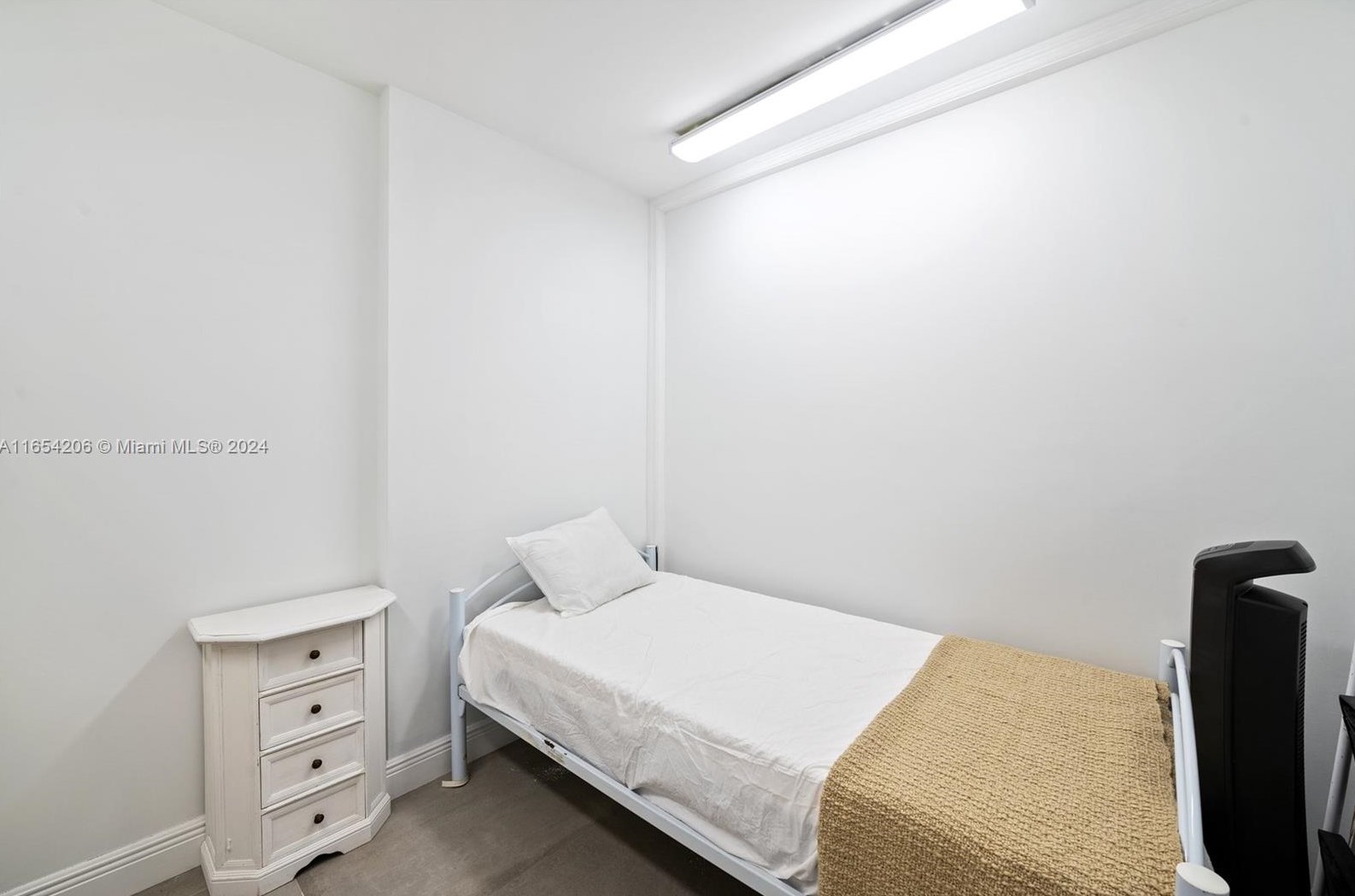 2 Grove Isle Dr, Miami FL 33133-4102 exterior