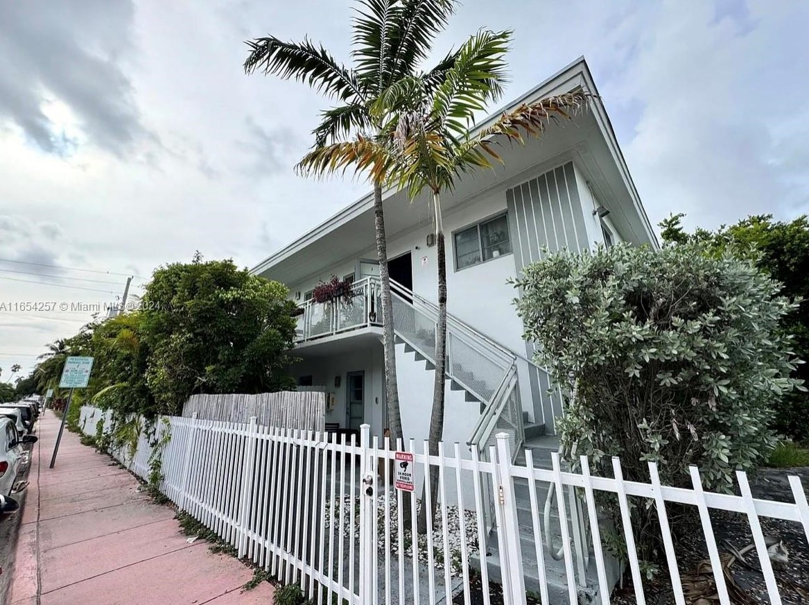 1050 7th St, Miami, FL 33130-3135
