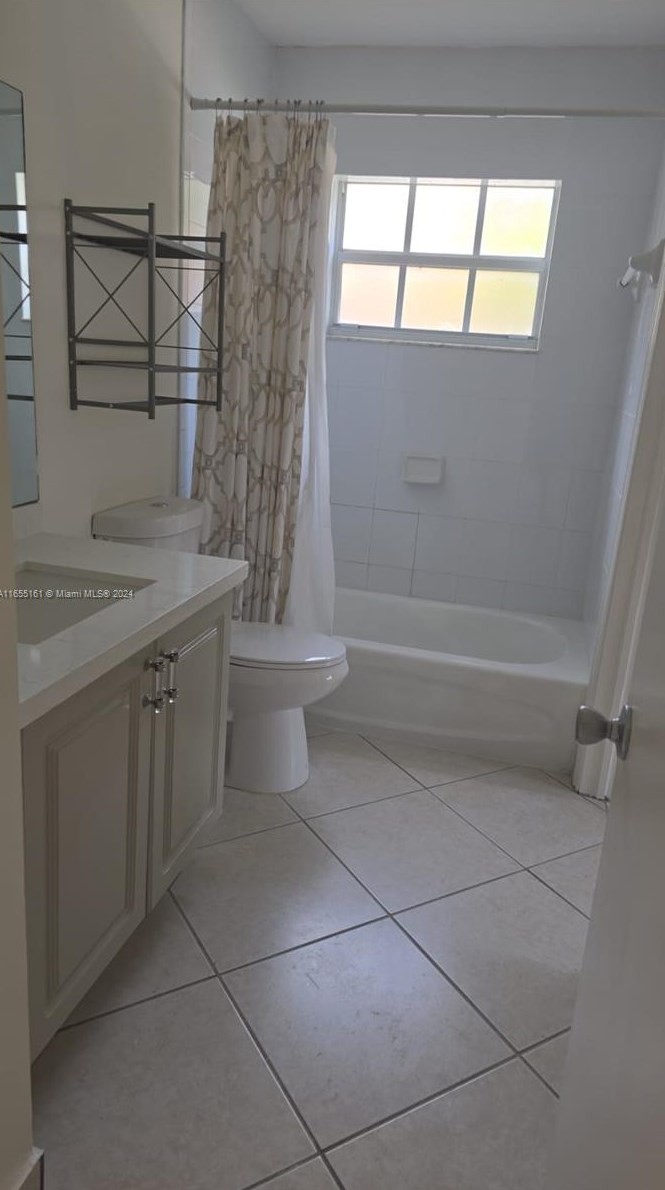 7255 173rd Dr, Hialeah FL  33015-7247 exterior