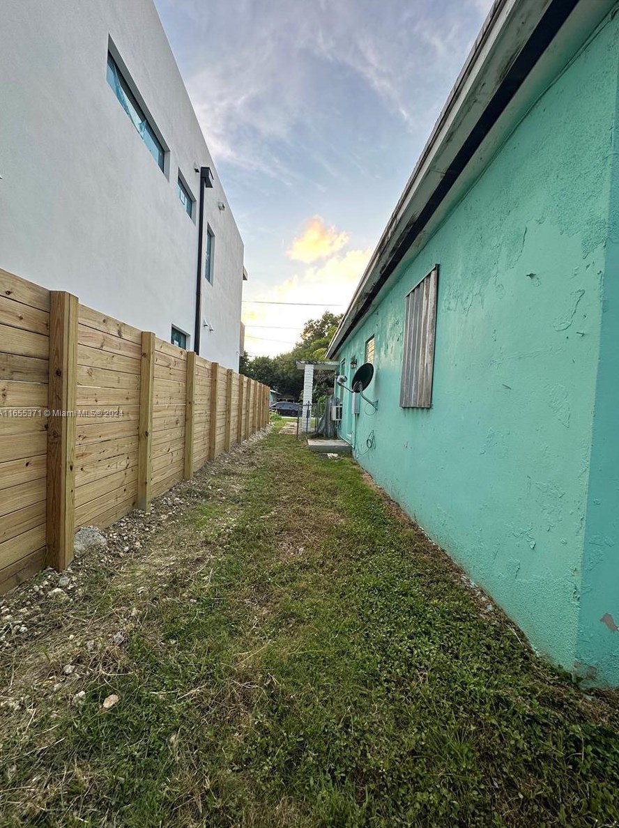 3111 Plz, Miami FL 33133-4946 exterior