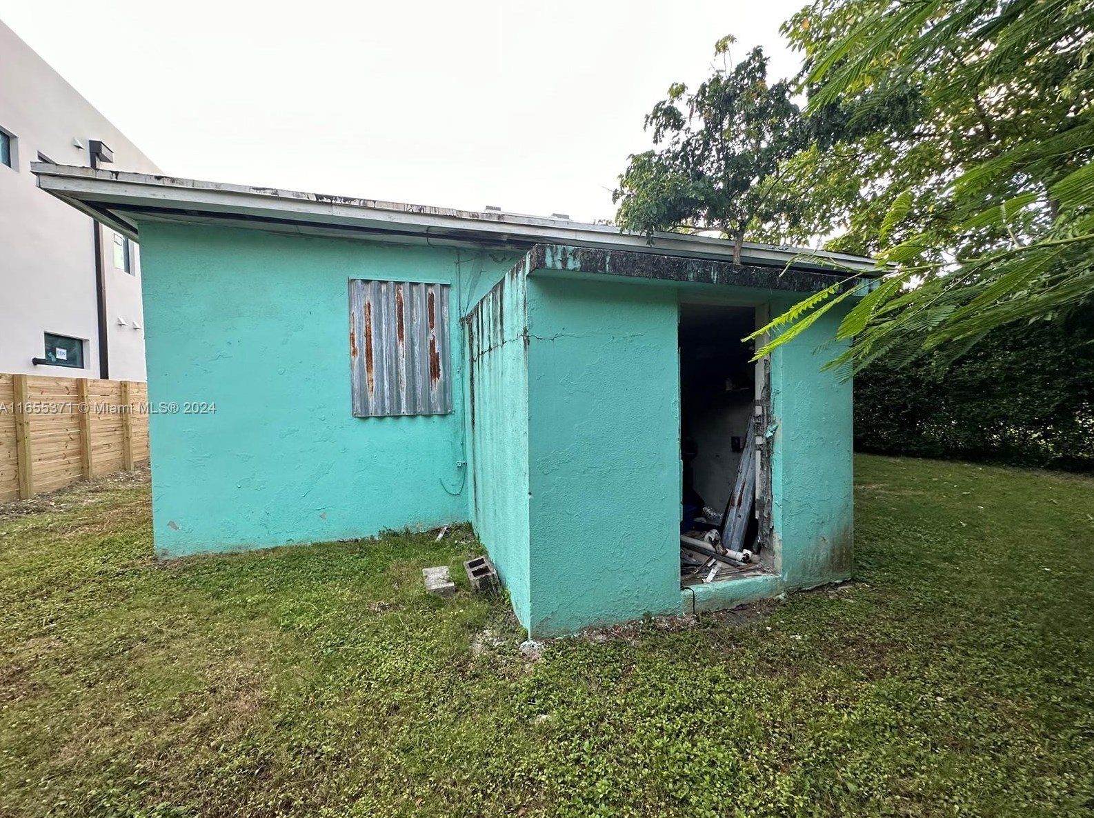 3111 Plz, Miami FL 33133-4946 exterior