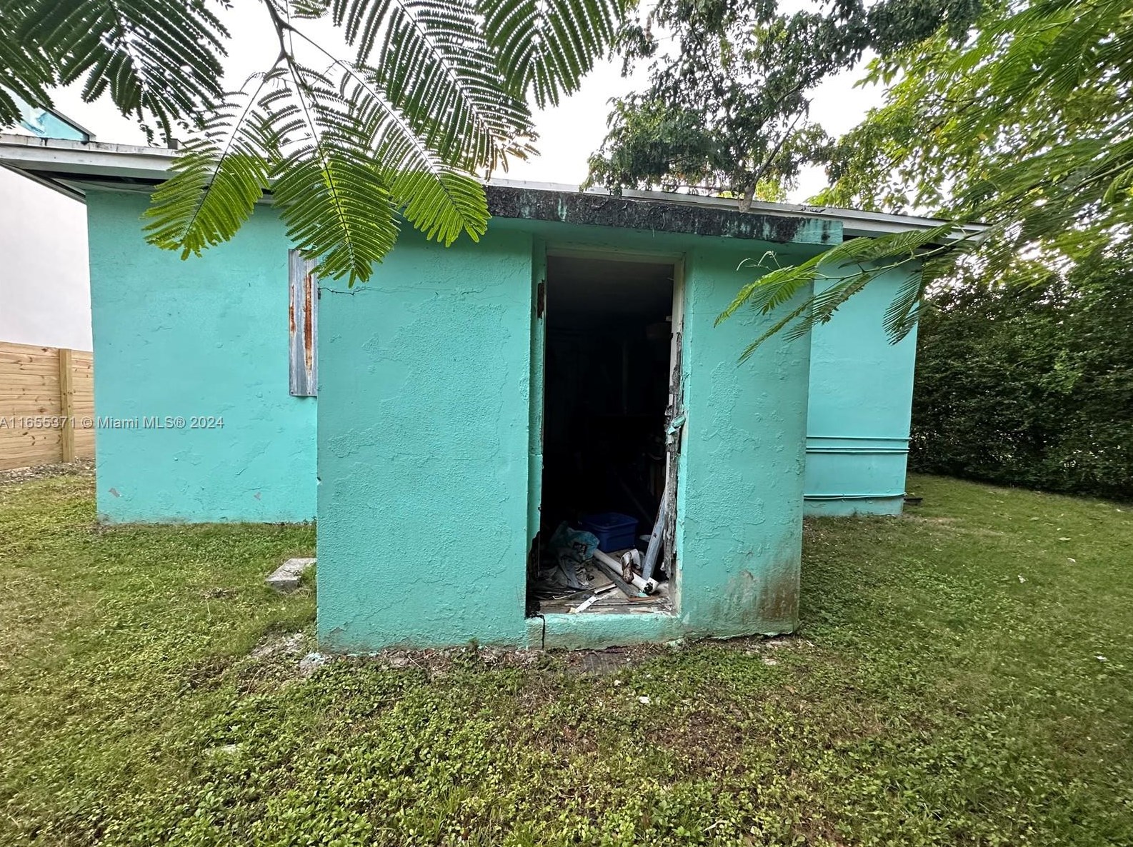 3111 Plz, Miami FL 33133-4946 exterior