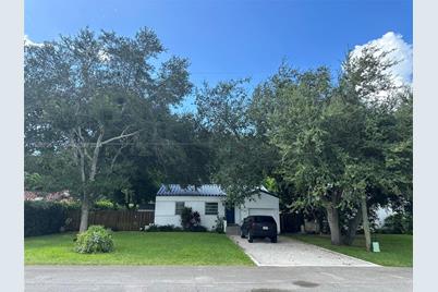 1102 NE 116th St, Biscayne Park, FL 33161 - Photo 1