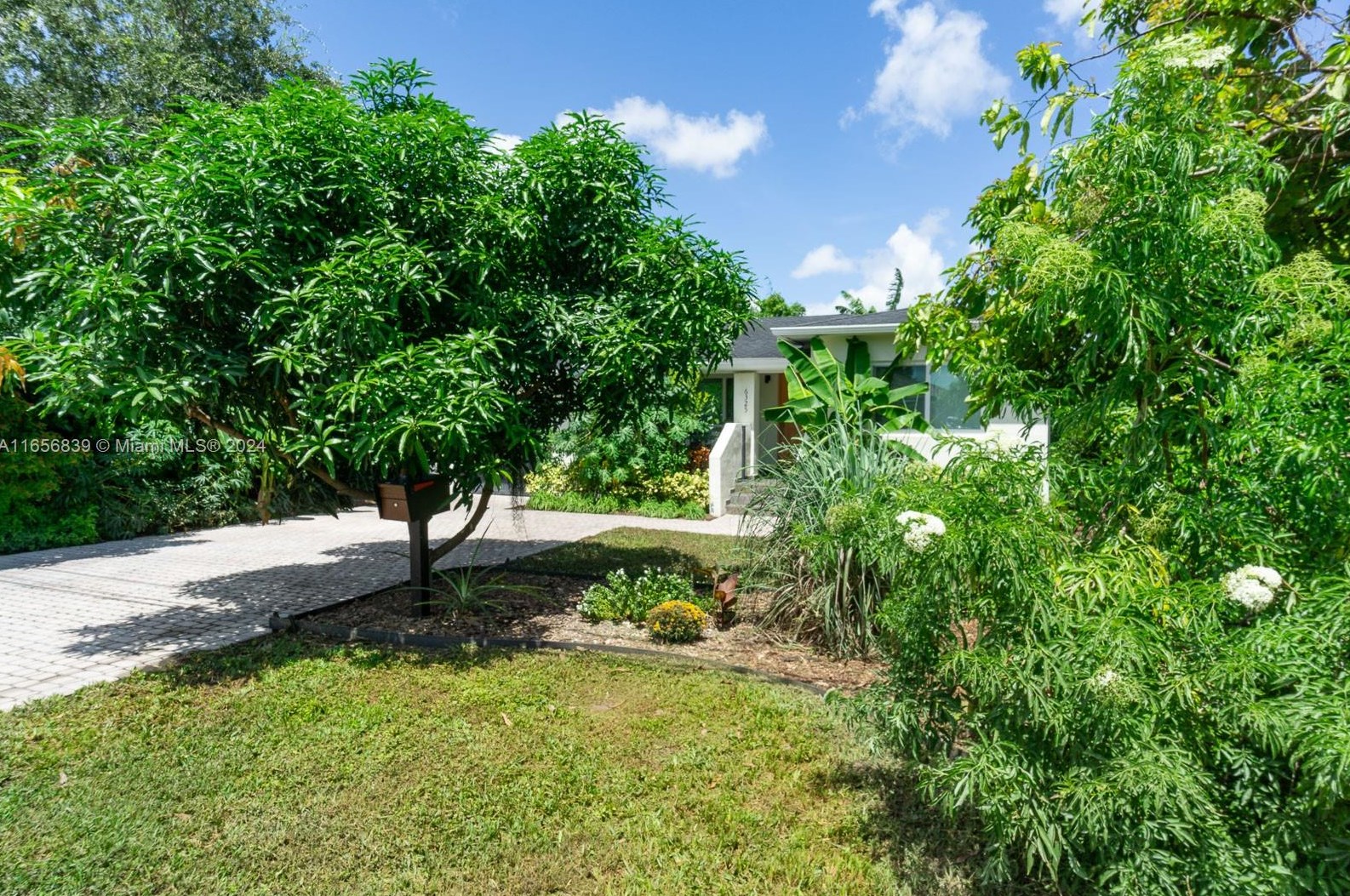6325 30th St, Miami, FL 33155-3028
