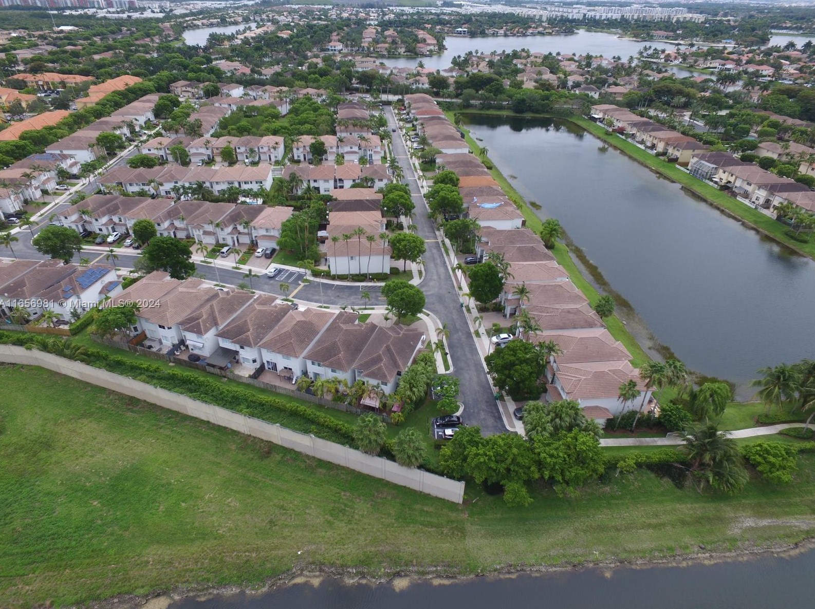 11662 69th Ter, Miami, FL 33178-5541