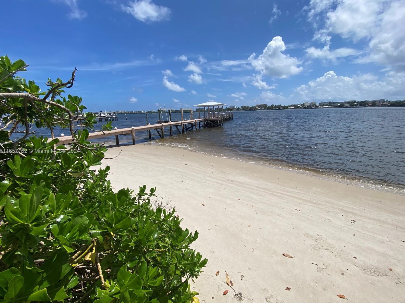 896 Federal Hwy, Lake Worth FL 33462-1870 exterior