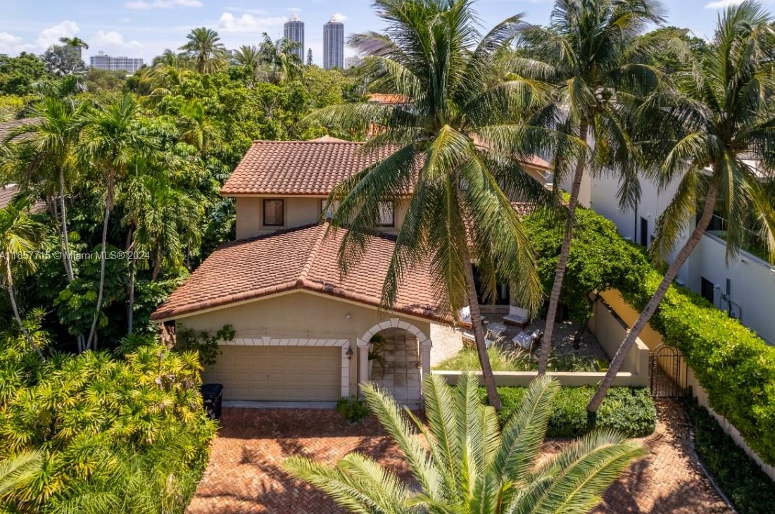 5069 Bay Rd, Miami FL 33140-2008 exterior