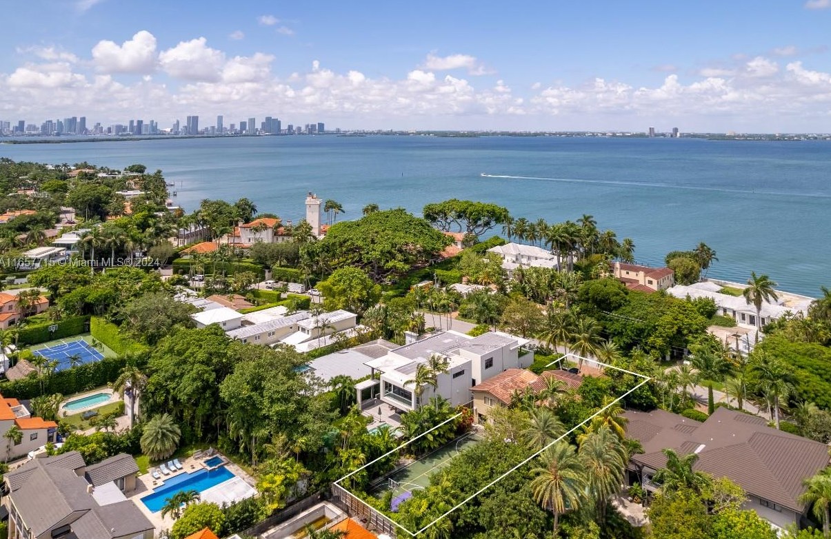 5069 Bay Rd, Miami, FL 33140-2006