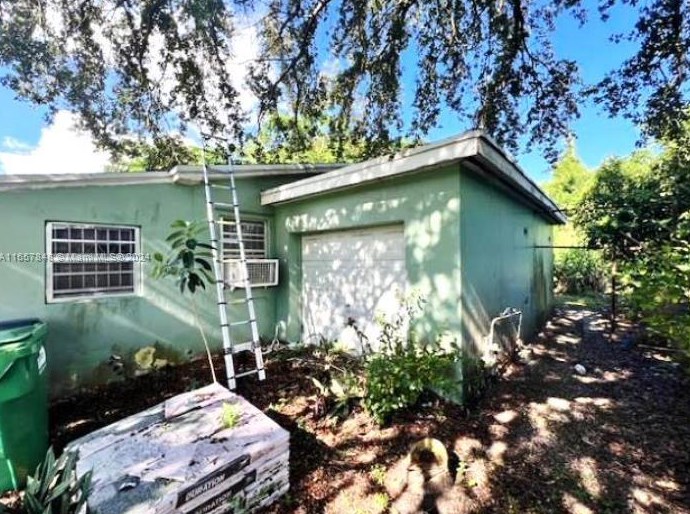 260 Seaman Ave, Miami, FL 33054
